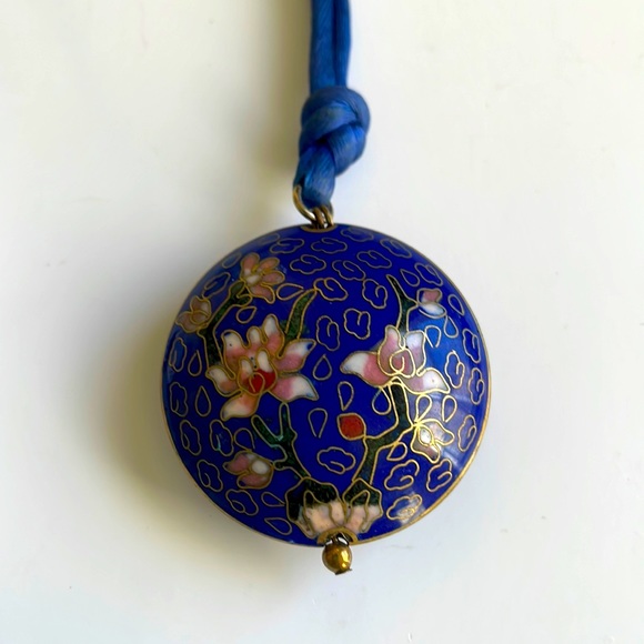 Jewelry - Vintage Round Cloisonne Pendant necklace blue rope chain with flowers.